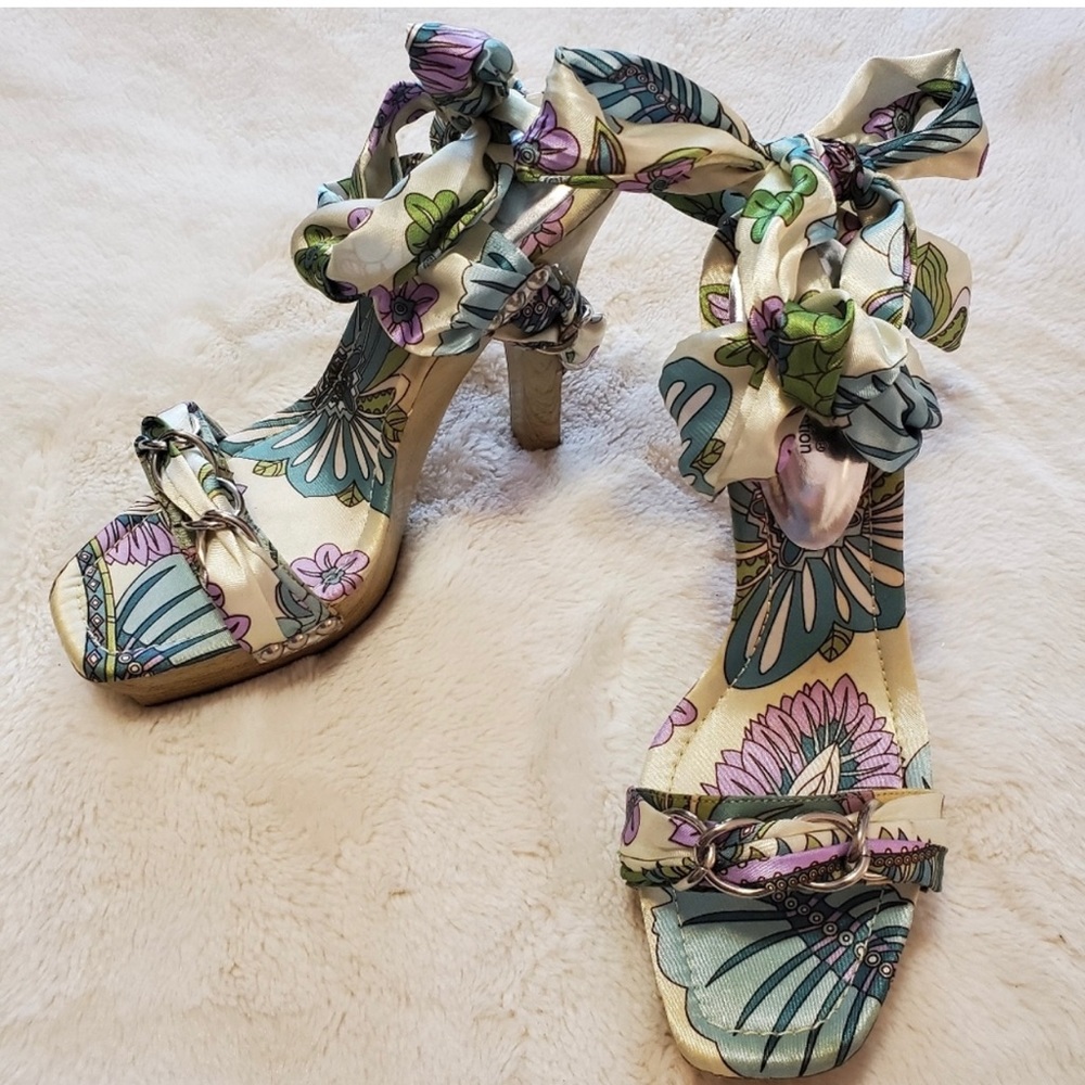 Wines Shies. High Sandals Multi color